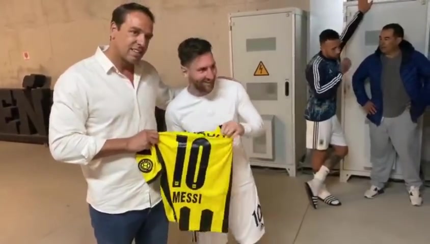 梅西获赠乌拉圭佩纳罗尔俱乐部10号梅西的球衣！