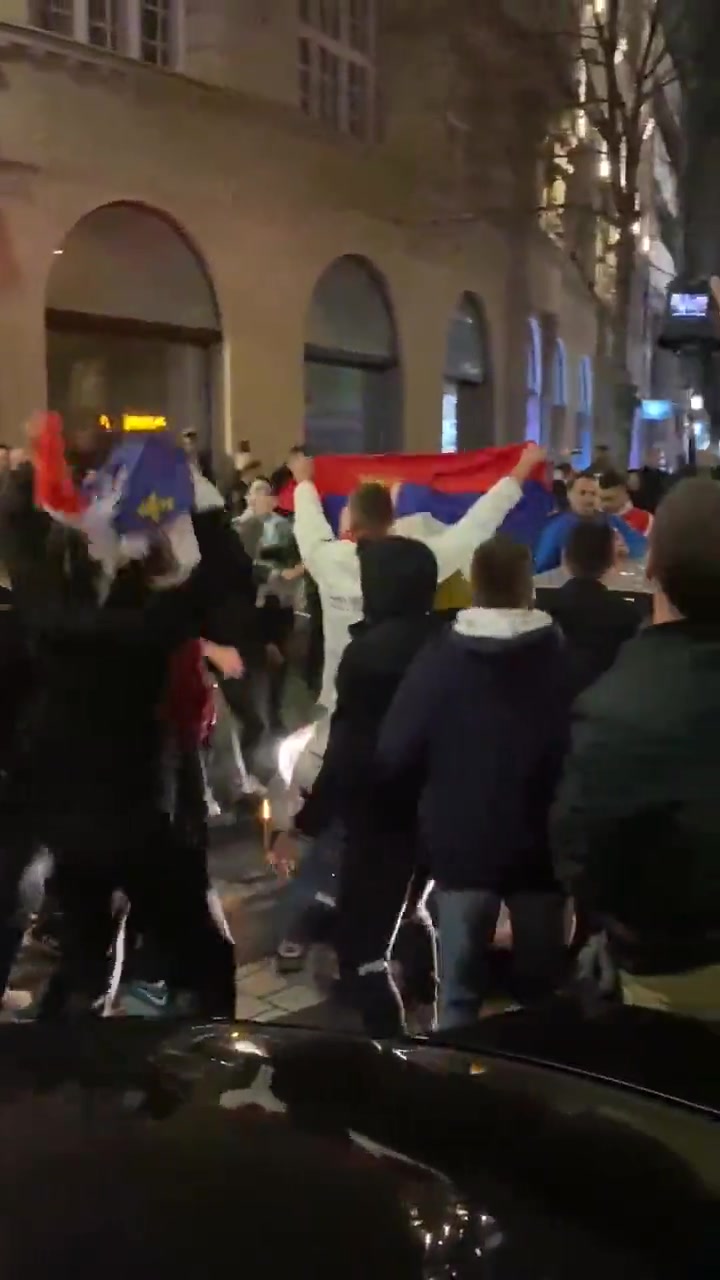 晋级世界杯！塞尔维亚民众街头疯狂庆祝
