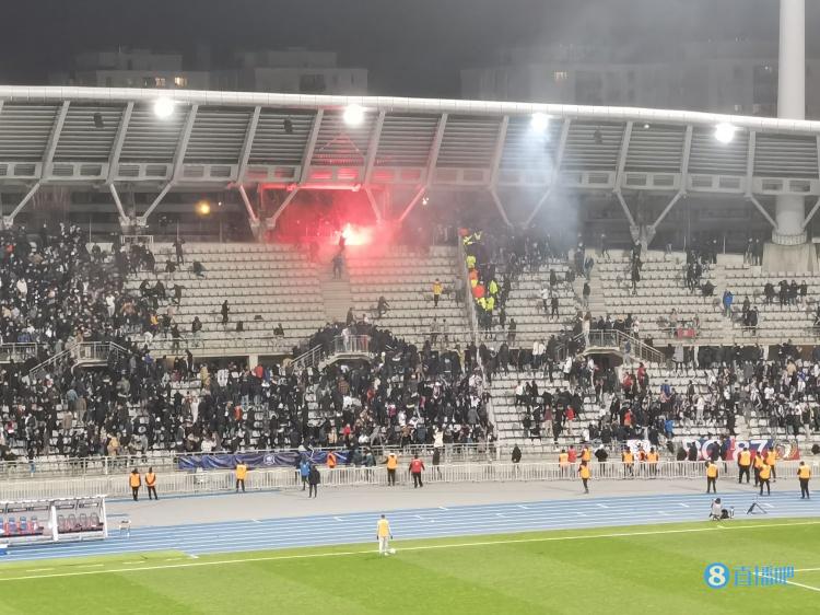 混乱！主客队球迷互相投掷烟火，导致里昂对巴黎FC的比赛无法进行