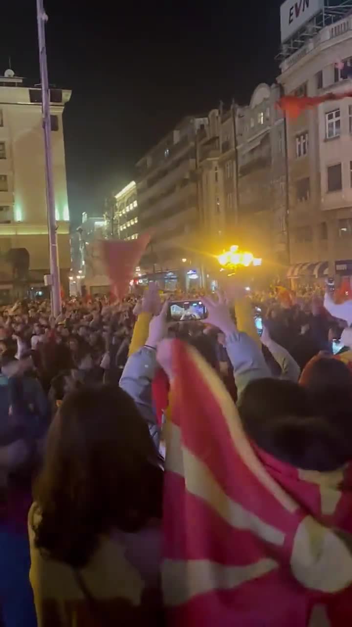 战胜意大利后，北马其顿球迷举国欢庆！