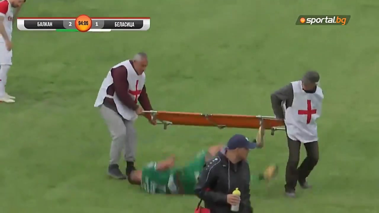 保加利亚联赛球员为拖延时间跳下担架