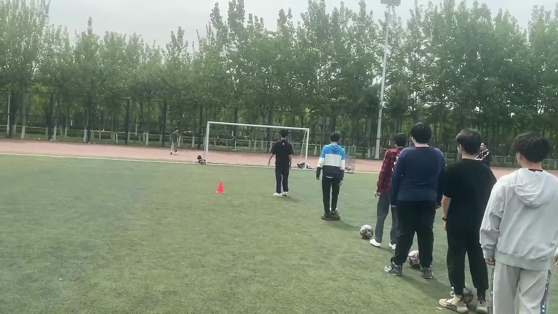 或许是被迫选了足球课的同学