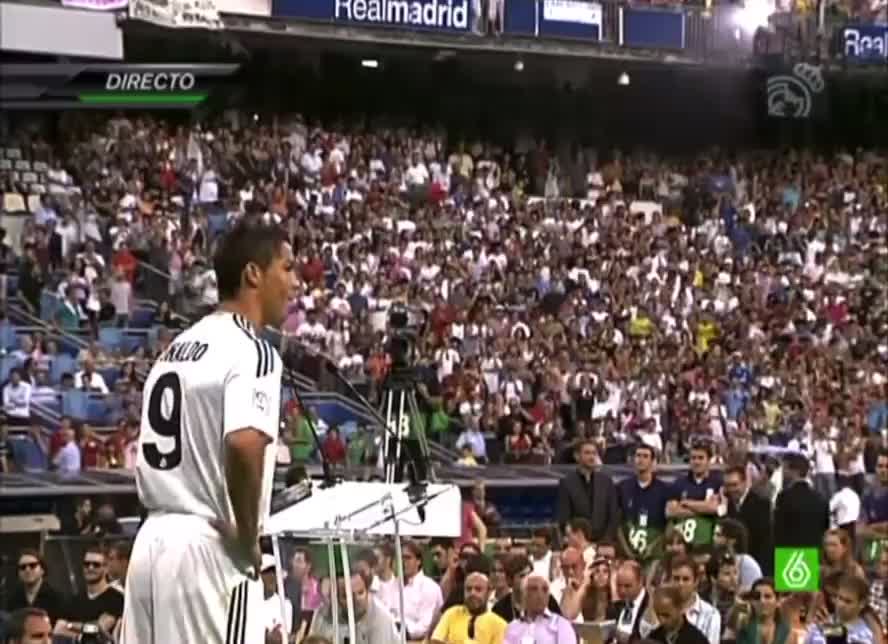 13年前的今天-C罗在8万球迷面前亮相伯纳乌