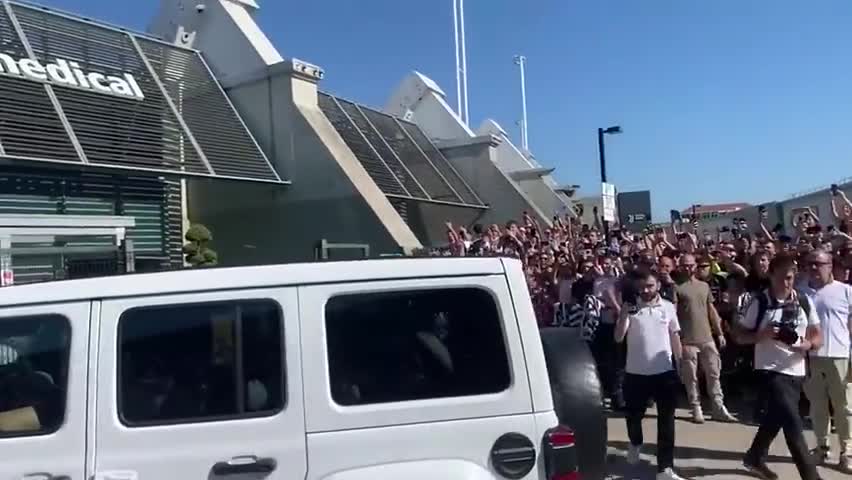 博格巴抵达尤文体检中心，球迷热烈欢迎