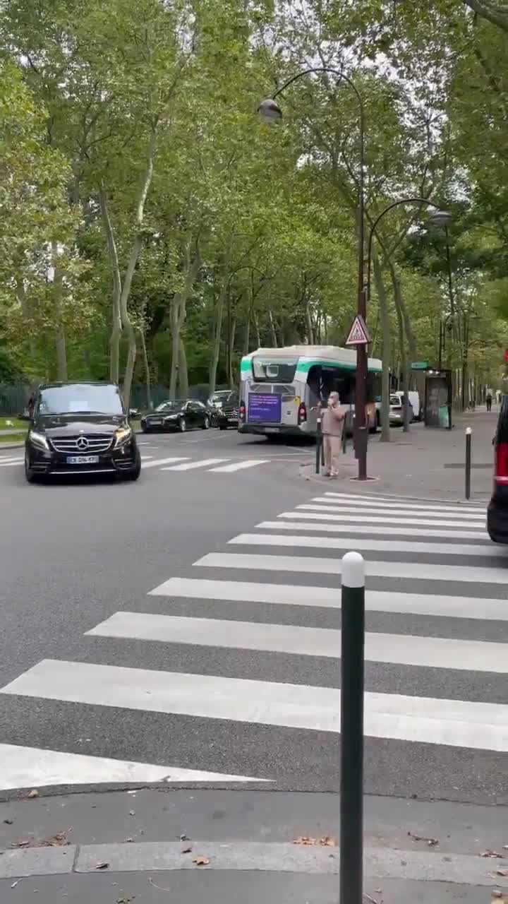 大量警车开道！梅西刚加盟巴黎时，获得皇室般待遇