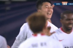 亚泰球员庆祝进球