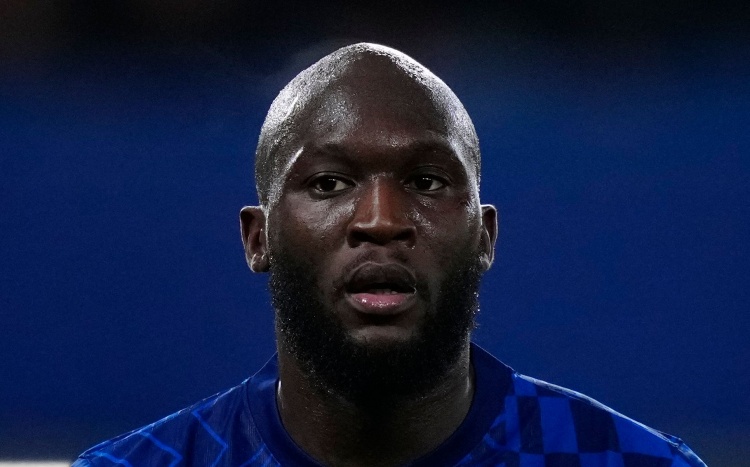 OPTA：卢卡库上半场触球次数仅为9次，全场最少