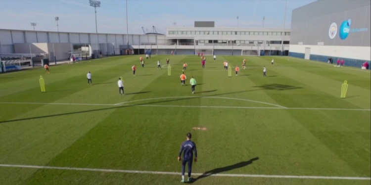 城市足球学院训练基地，曼城正在进行全队模型化的战术演练