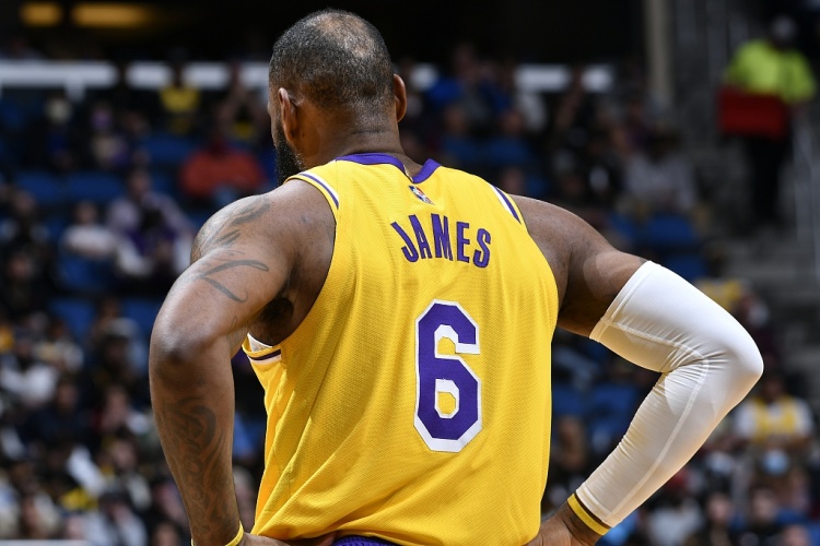 詹姆斯已连续18场得分25+ NBA历史上球龄12年+首人