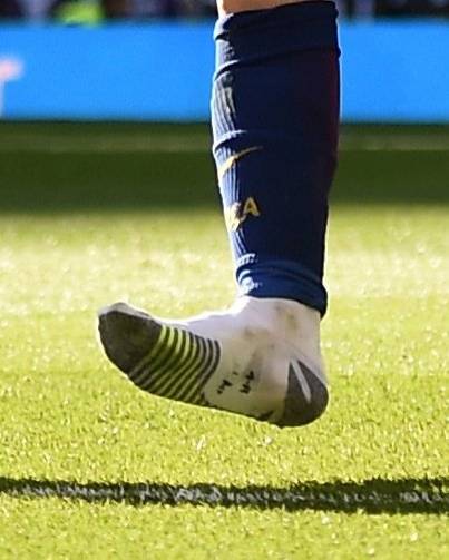 比赛最后一分钟梅西突破马塞洛的时候球鞋被踩掉,但梅西仍旧助攻a