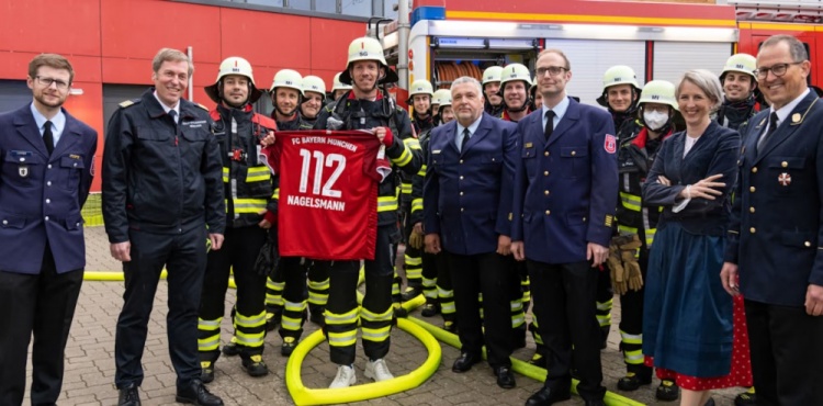 纳格尔斯曼前往慕尼黑志愿消防站参观，并向他们赠送拜仁球衣