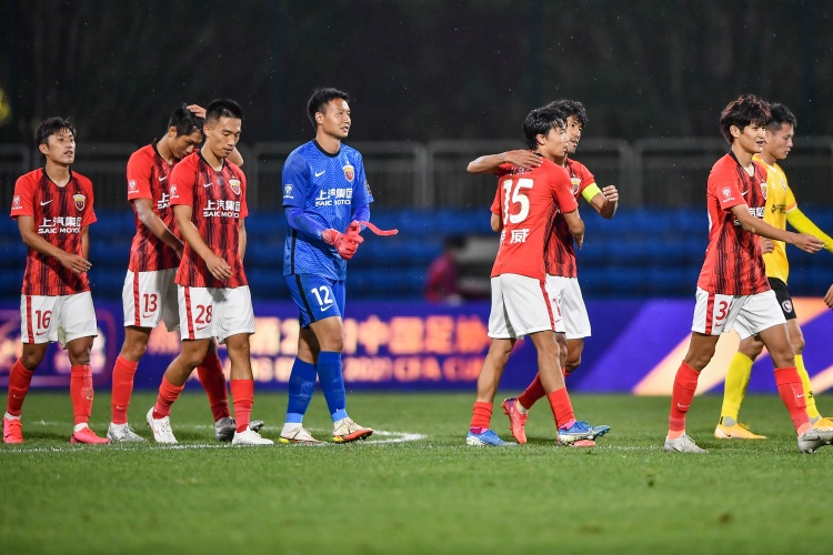 记者：海港外援恩迪亚耶正在隔离，新赛季一线队有近10名U23球员