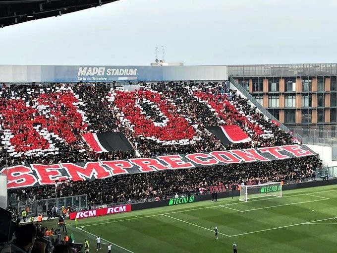 激励球队，米兰球迷看台高举大型TIFO：我们永远与你同在