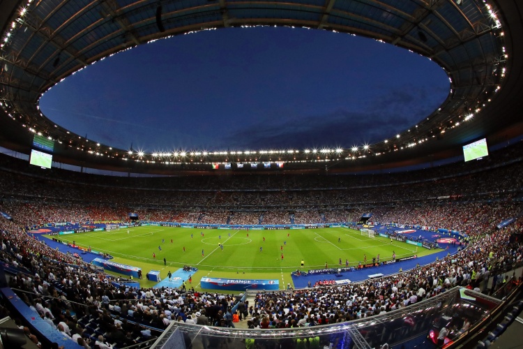 记者：法兰西大球场外有一群法国人在攻击和抢劫球迷