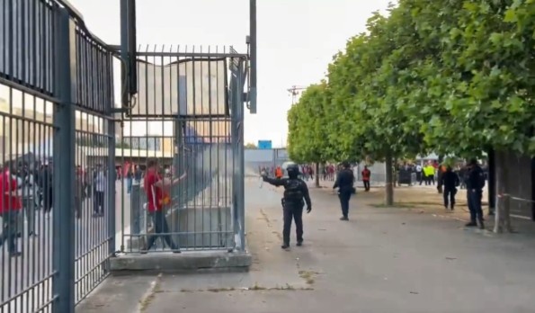 记者：法国警方喷雾驱逐场外球迷，有球迷展示球票但无法入场