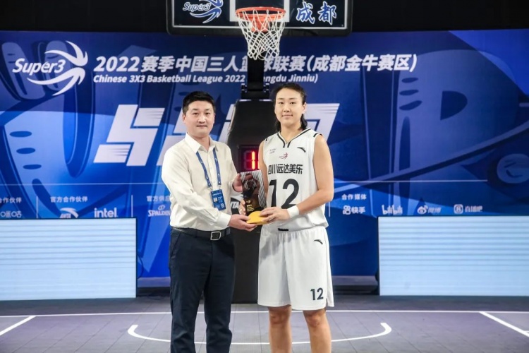 四川远达美乐高颂以场均7.6篮板的成绩获2022赛季中国女子三人篮球联赛常规赛篮板王