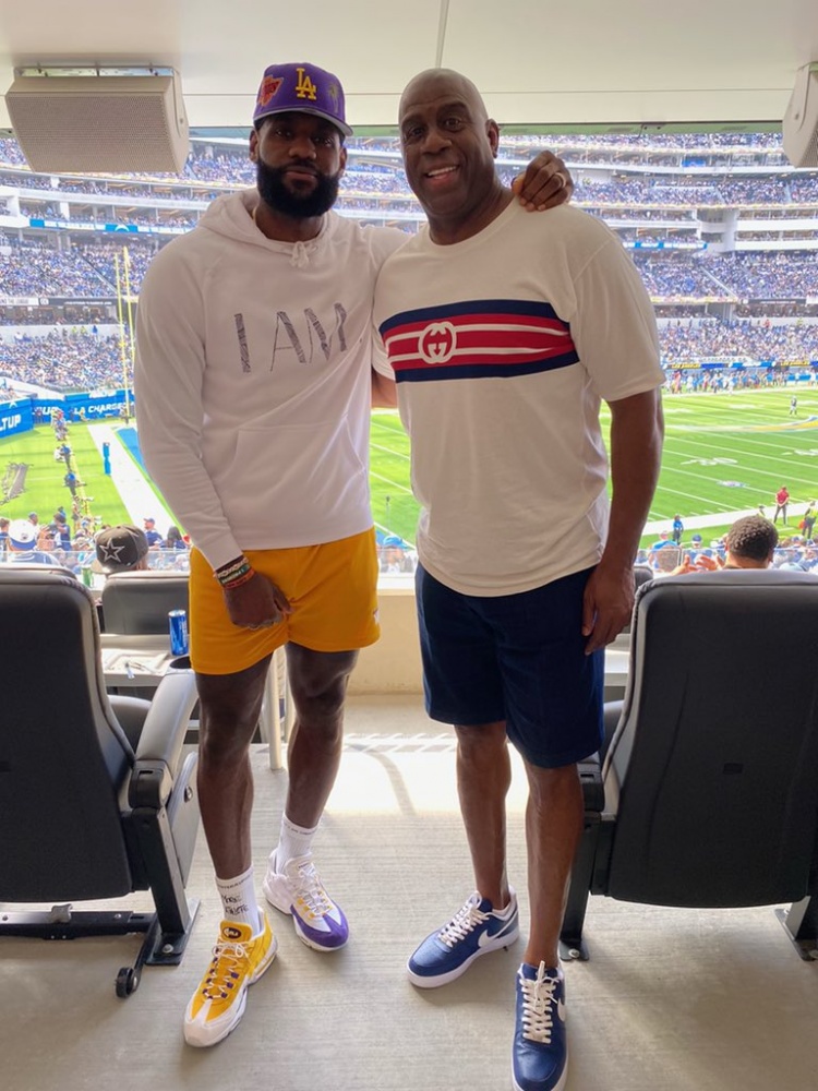 相约看球！詹姆斯和魔术师今日一同观看NFL洛杉矶闪电队的比赛