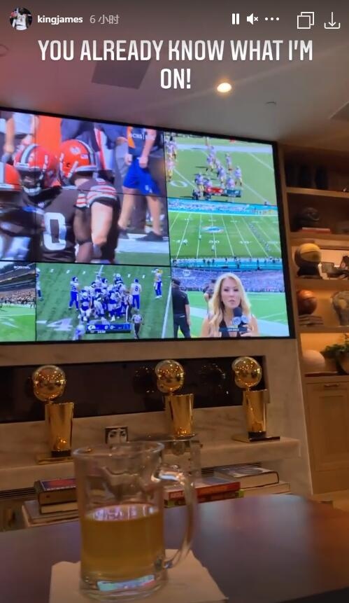 詹姆斯在家使用分屏电视观看多场NFL比赛 四座总冠军奖杯显眼