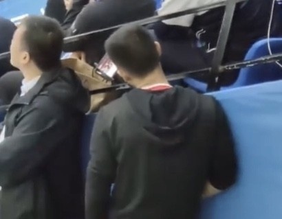 三人男篮决赛现场 高诗岩借观众手机 疑似在看辽宁vs广东