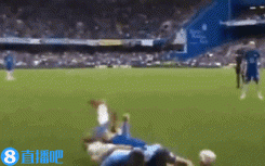 球迷调侃AZP“身压”格拉利什：像极了FIFA游戏中出现的bug