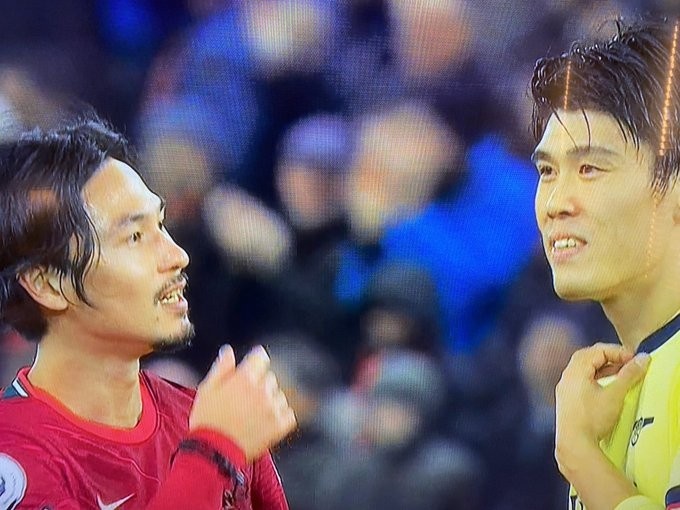 酸了！英超焦点战上演“日本德比”，富安健洋和南野拓实交换球衣