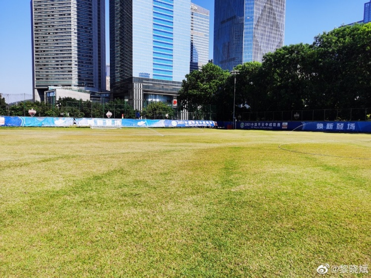 记者：深足后勤草坪管理人员入驻赛区，负责深圳队训练场地养护