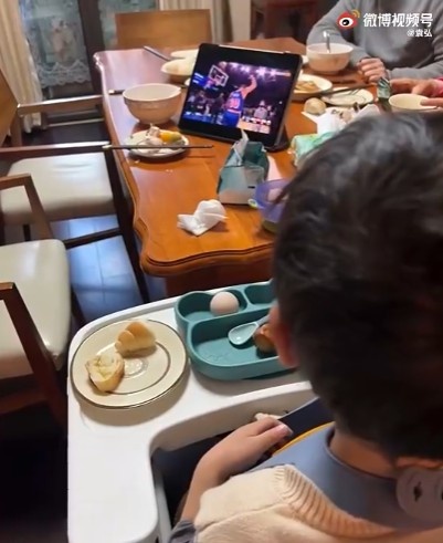 从小培养！袁弘与儿子一同看库里破纪录：带小球迷见证历史！