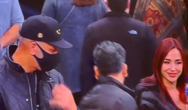 库里父亲搭讪&合影IG美女模特遭网友调侃：老库里也想破纪录