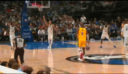 LogoBron！詹姆斯刚过半场 踩着logo超远三分空心命中打停独行侠