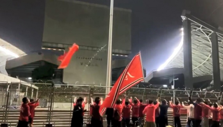 多家广州队球迷会自发组织,冒着降温在场外助威