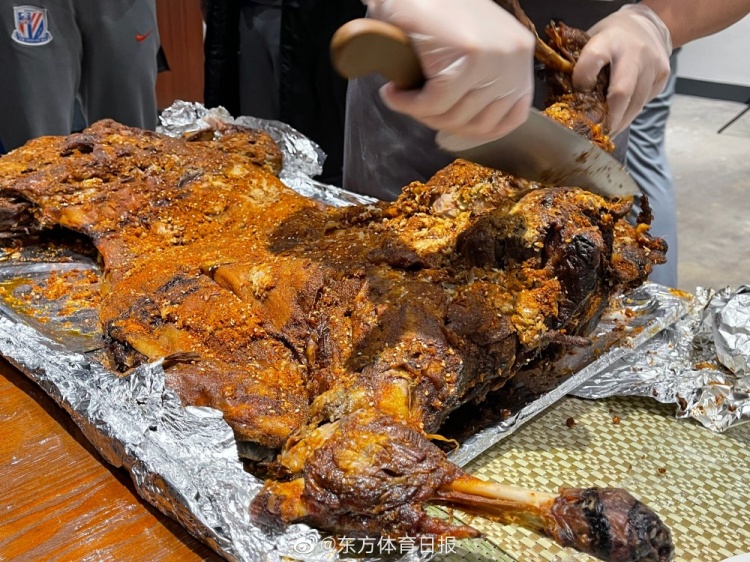 东体：申花昨日首次在赛区餐厅见到烤全羊，大家纷纷拍照留念