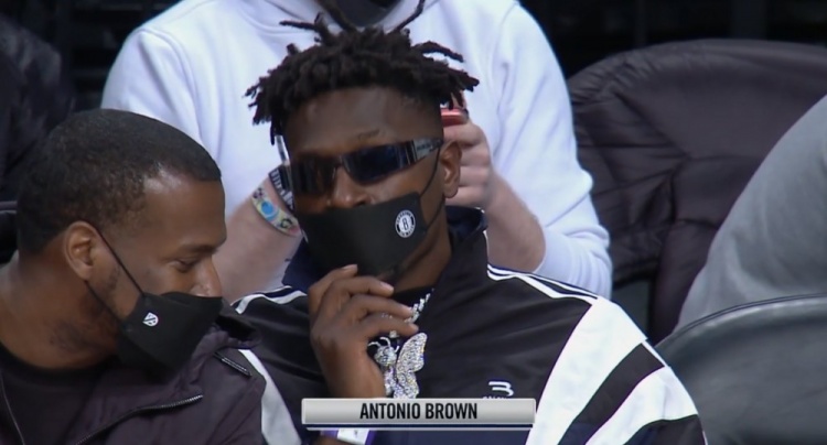 NFL球员布朗现场观看篮网对灰熊 记者调侃：他今天也会提前离场？