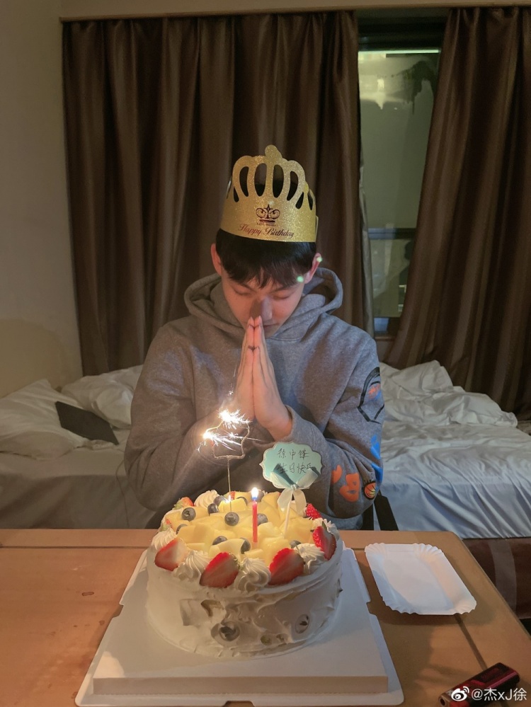 徐杰发博庆祝22岁生日：新的一岁
