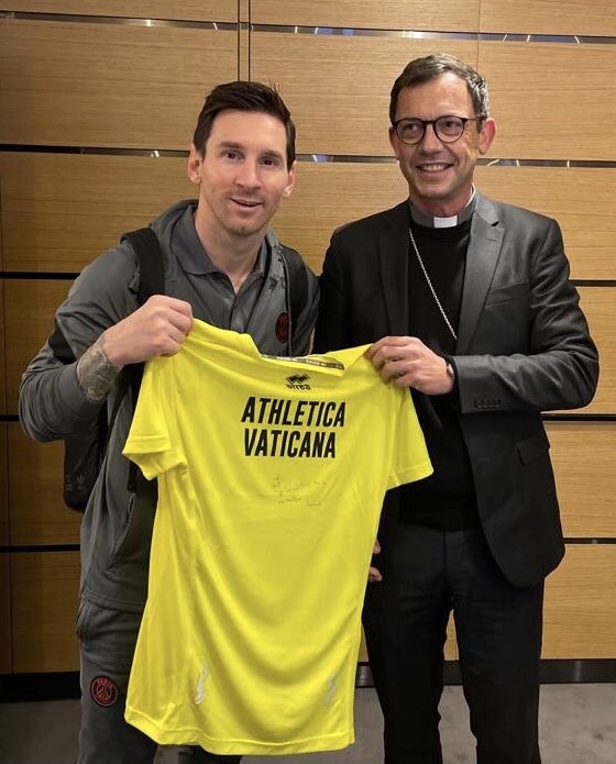 有牌面！梅西收到教皇亲笔签名的梵蒂冈球衣
