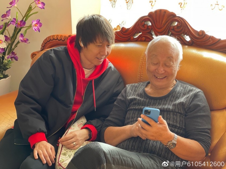 博主晒李铁与恩师合影：每年大年初二，李铁都会拜访恩师张引