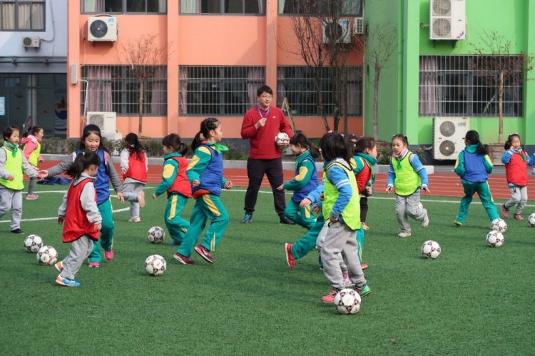 上海一小学16年起在女生中推广足球，为中国女足培养更多后备人才