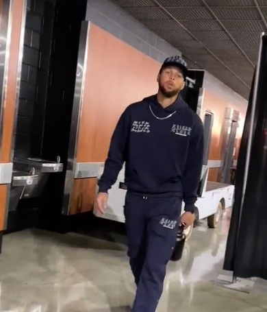 顺走一袋爆米花！NBA官推晒库里入场视频