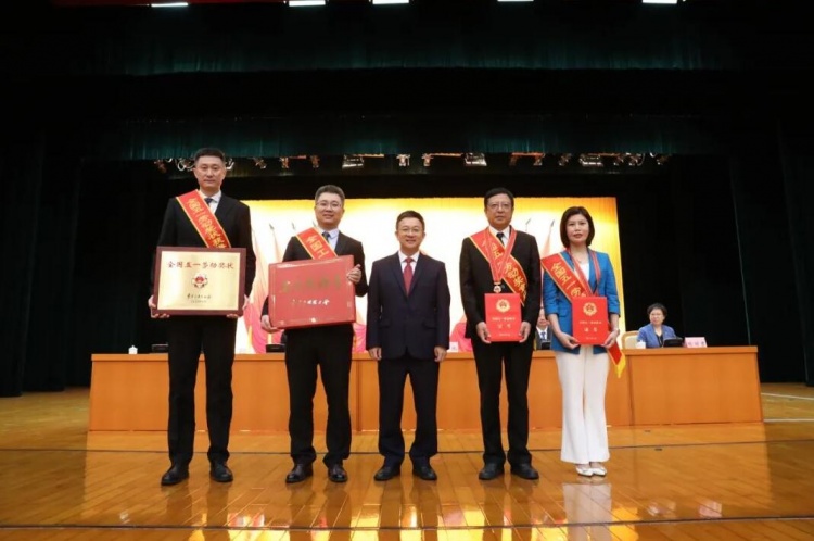 喜报！广东宏远篮球俱乐部荣获“全国五一劳动奖状”