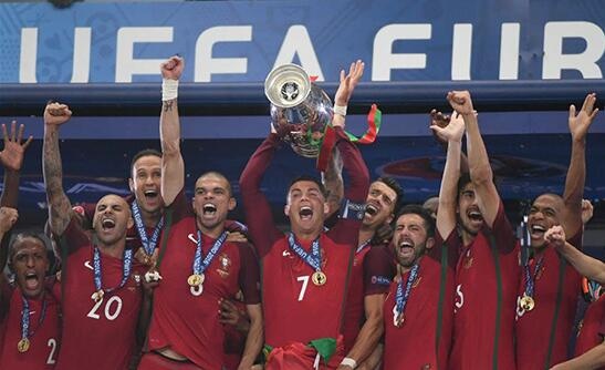六年前的今天葡萄牙登顶欧洲杯，C罗夺国家队首冠