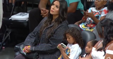 瓦妮莎带着孩子现场观战WNBA中国德比战