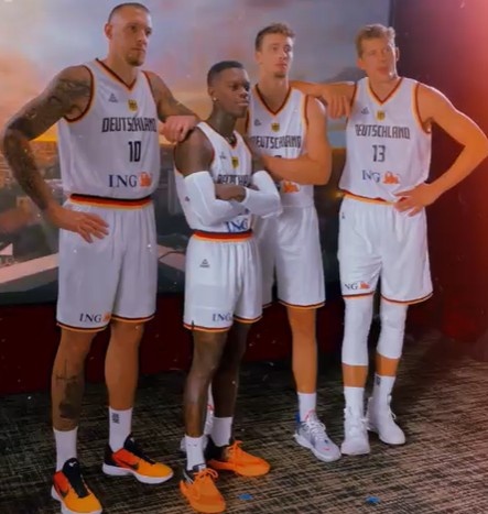 NBA四人组！施罗德晒与瓦格纳兄弟&泰斯德国国家队定妆照
