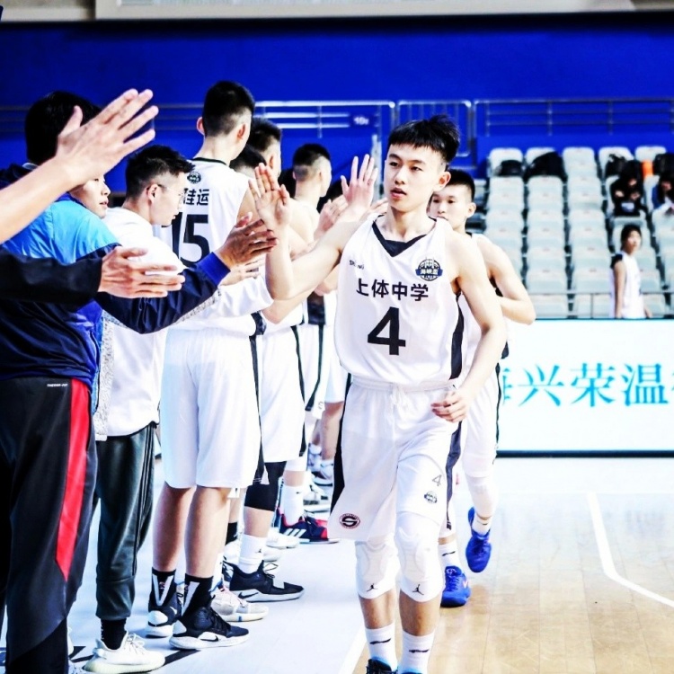 记者：03级后卫程望樊新赛季升入上海一线队 李春江对其评价很高