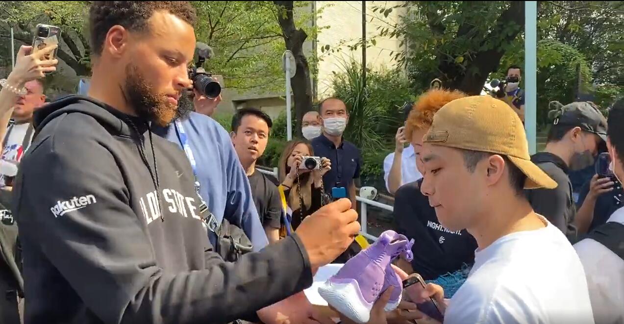 勇士记者晒库里给球迷签名视频：一粉丝拿着紫色库里4代前来
