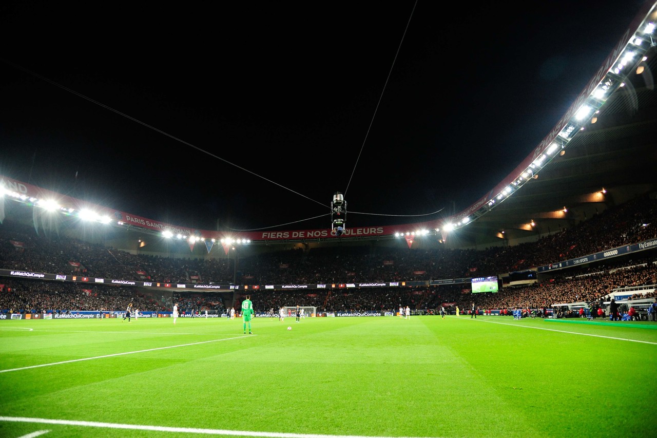 巴黎奥运会足球比赛在七个球场进行，王子公园球场举办男女足决赛