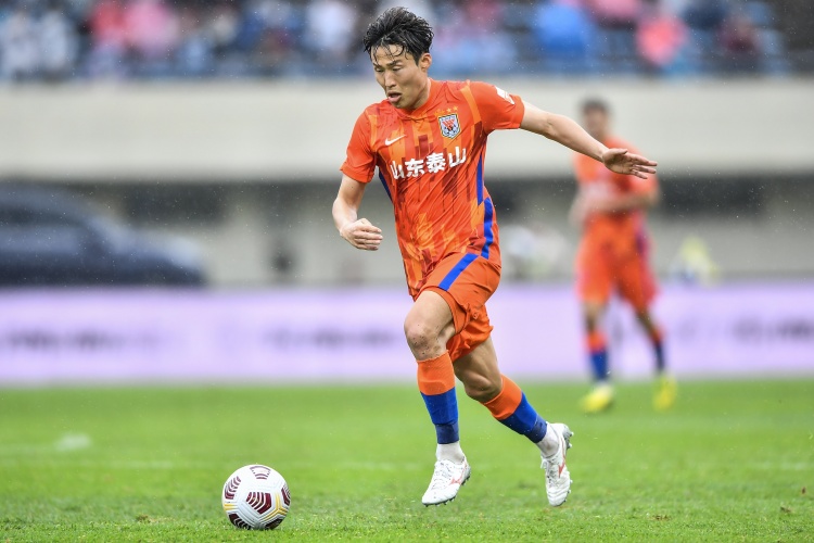 韩媒：孙准浩是中超联赛顶级中场球员，他比郑又荣更灵活