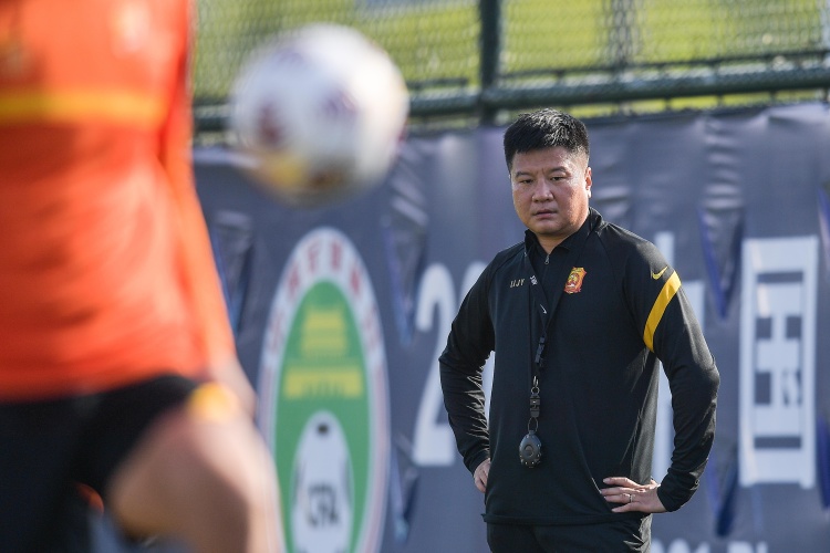 足球报：武汉长江需解决磨合问题，热身赛失利感受到保级压力