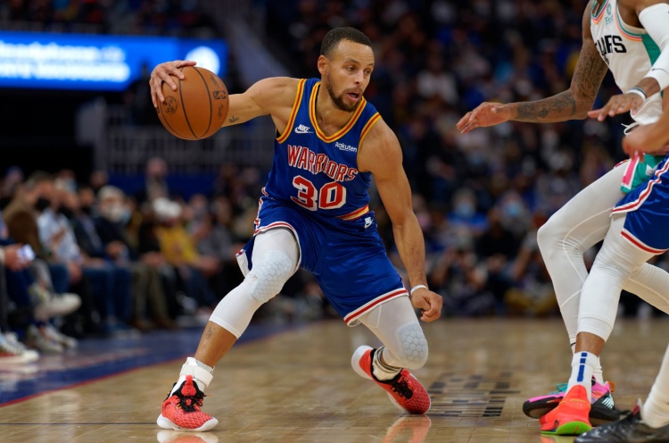 马龙:库里是MVP 他持球时能在任何地方制造威胁