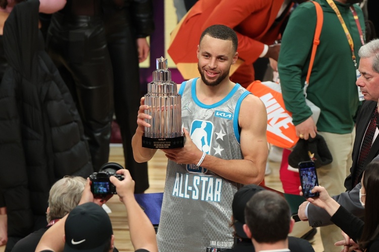 当之无愧！库里16记三分砍50分破4项纪录 荣膺全明星正赛MVP！