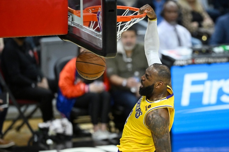 37岁零88天！詹姆斯成为NBA史上最年轻的37000分先生