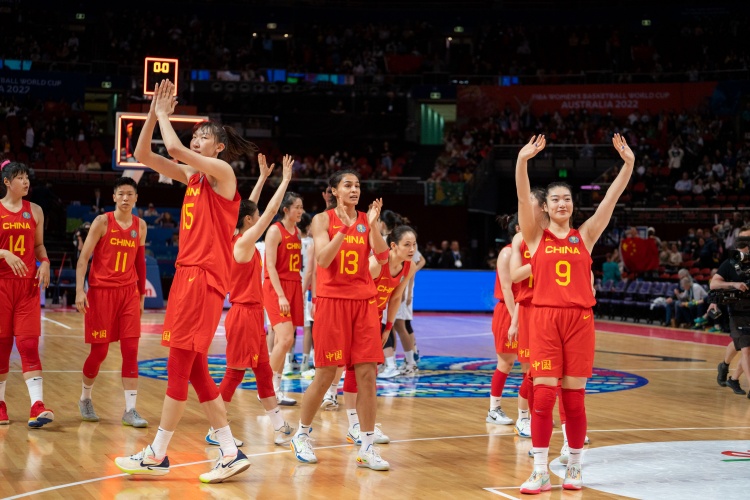 中国女篮大胜比利时！季孟年：做强队的球迷真的好爽啊